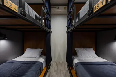 Posto letto in dormitorio femminile con letto a castello — The Z Nite Hostel